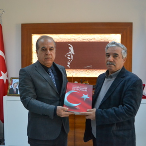 İl Müdürümüz Rasim Bulut, “81 İlden 81 Şehidimizin Kahramanlık Destanları” adlı kitabı Malatyalı Şehidimiz Hüsnü Bilgiç’in babası Fethi Bilgiç’e takdim etti. - fotoğraf 1