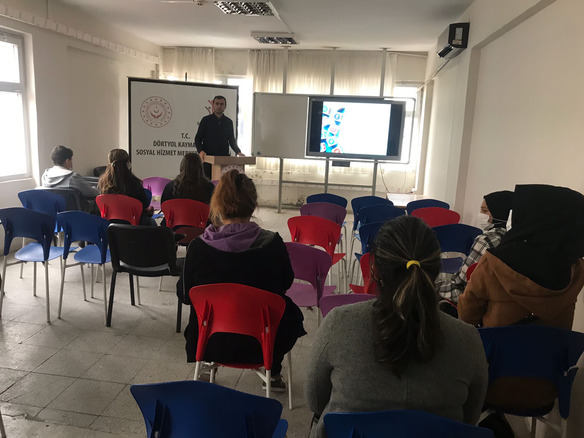 Dörtyol Sosyal Hizmet Merkezi Müdürlüğü tarafından “Bilişim Teknolojileri ve İnternetin Bilinçli Kullanımı” konulu seminer verildi.