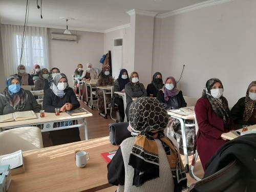 Reyhanlı Sosyal Hizmet Merkezi tarafından Halil Bereket Cami Kadın Kuran Kursu yararlanıcılarına “Erken Yaşta ve Zorla Evliliklerle Mücadele” konulu eğitim verildi.