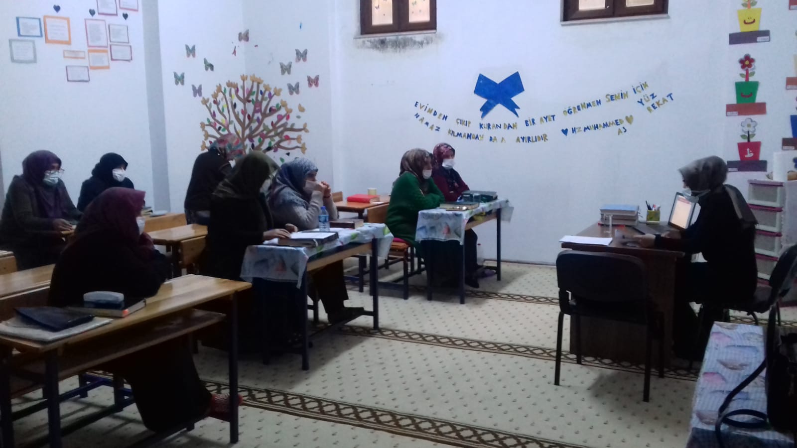 Belen Bakras Tosyalı Cami Bayan Kuran Kursu yararlanıcılarına “Aile İçi ve Kadına Yönelik Şiddetle Mücadele” konulu seminer verildi. 