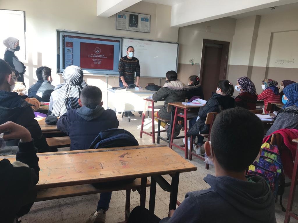 Altınözü Şehit Mehmet Aşkar Ortaokulu öğrencilerine “Akran Zorbalığı ve Şiddet Algısı” konulu seminer verildi.