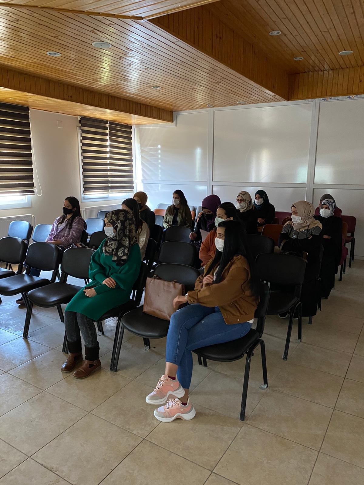 Altınözü Sosyal Hizmet Merkezi Müdürlüğü tarafından Altınözü Halk Eğitim Merkezi kursiyerlerine “Erken Yaşta ve Zorla Evlilikle Mücadele” konulu seminer verildi.