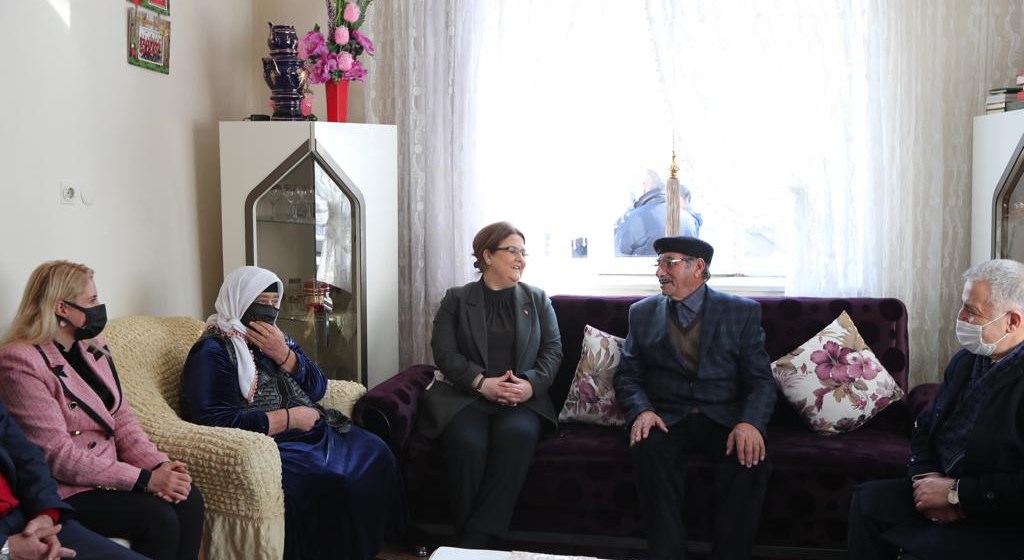 Bakanımız Sayın Derya Yanık Kars'ta Şehit Ailelerini Ziyaret Etti