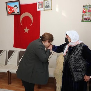 Bakanımız Sayın Derya Yanık Kars'ta Şehit Ailelerini Ziyaret Etti - fotoğraf 1