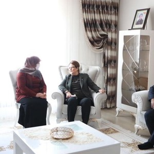 Bakanımız Sayın Derya Yanık Kars'ta Şehit Ailelerini Ziyaret Etti - fotoğraf 2