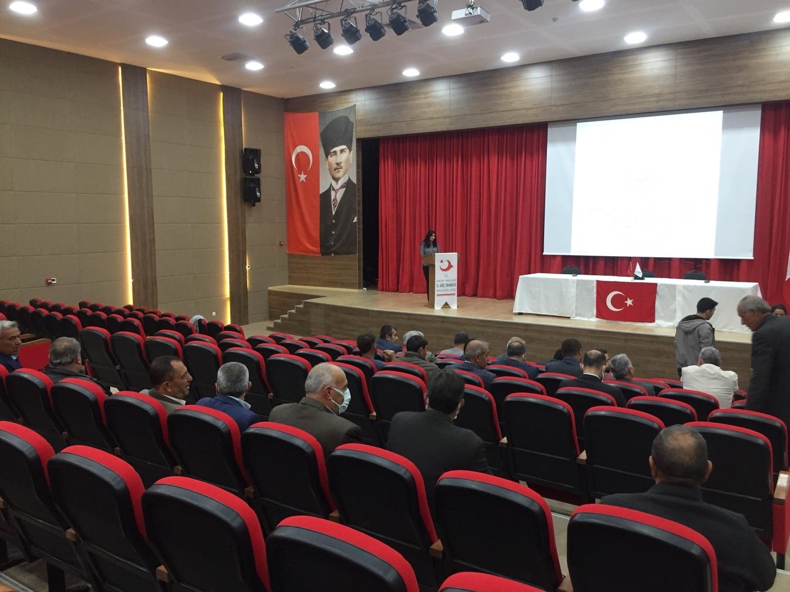 Altınözü Sosyal Hizmet Merkezi Müdürlüğü tarafından Altınözü Mahalle Muhtarlarına “Kadına Yönelik Şiddetle Mücadele” konulu seminer verildi.