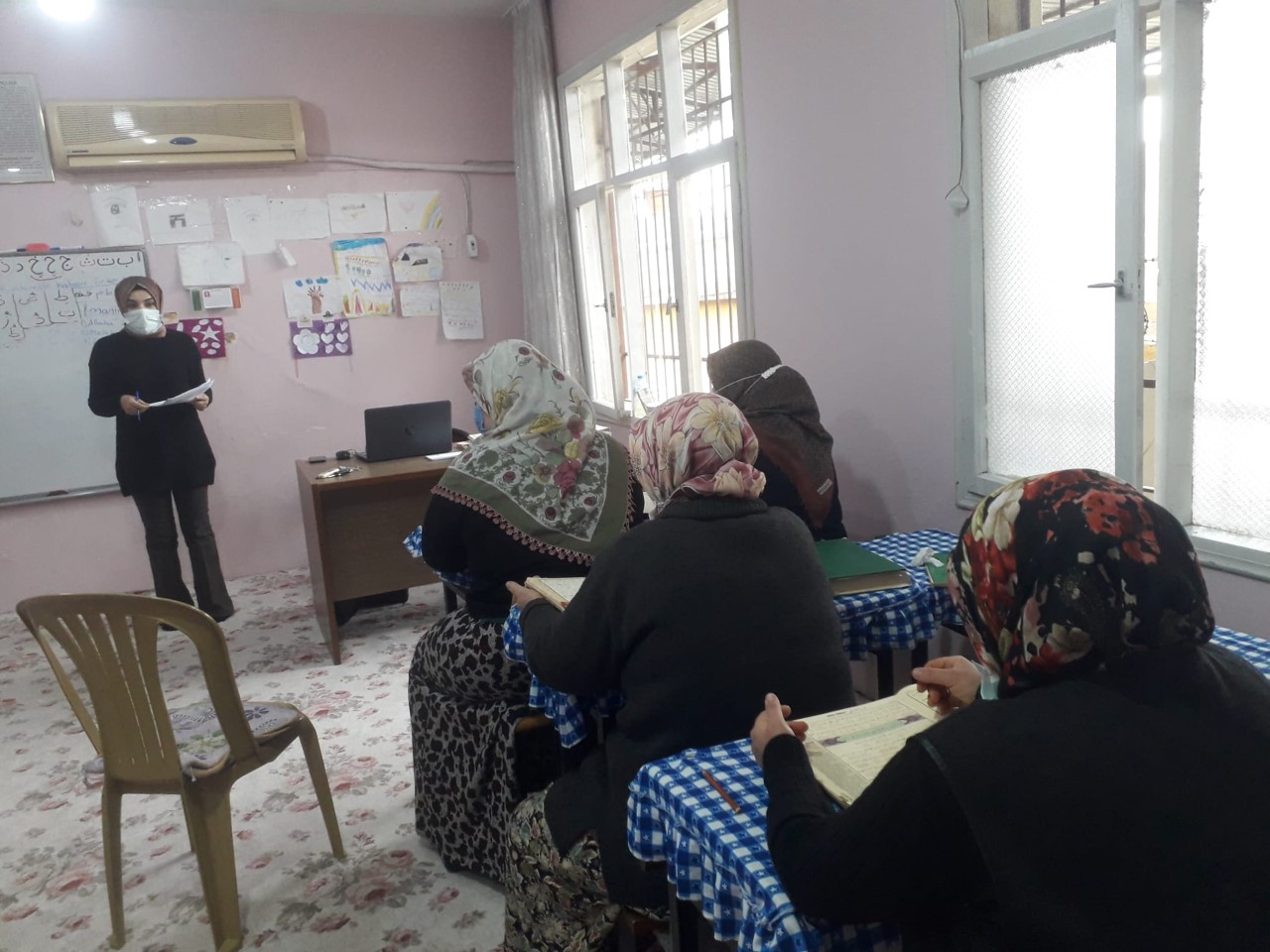 Esentepe Cami Kadın Kuran Kursu yararlanıcılarına “Aile İçi ve Kadına Yönelik Şiddetle Mücadele” konulu seminer verildi.