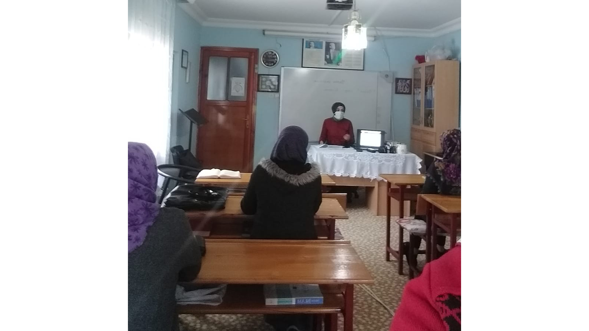 Belen Sarımazı Kadın Kuran Kursu yararlanıcılarına “Aile İçi ve Kadına Yönelik Şiddetle Mücadele” konulu seminer verildi. 