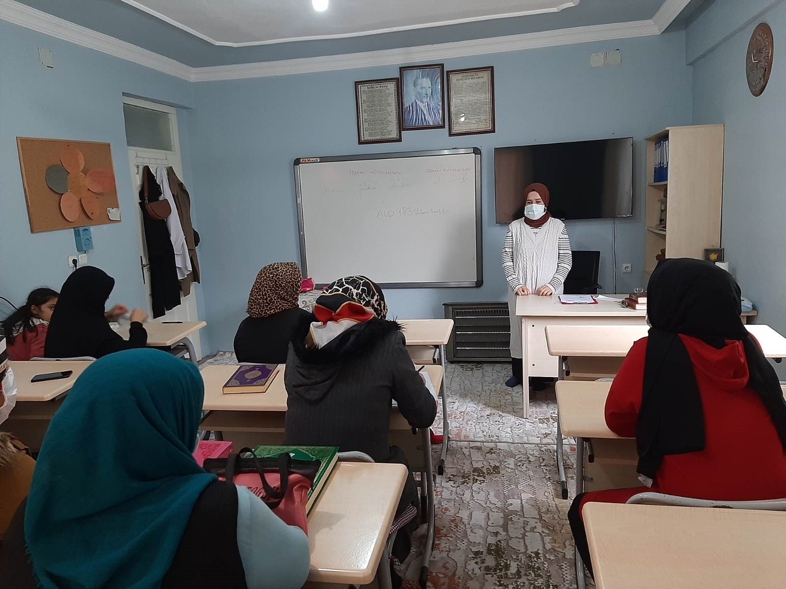 Kadın Kuran Kursu yararlanıcılarına yönelik “Erken Yaşta ve Zorla Evliliklerle Mücadele” konulu eğitim verildi. 