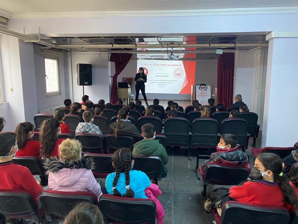 Mehmet Rende Ortaokulu Öğrencilerine “Akran Zorbalığı” konulu seminer verildi.