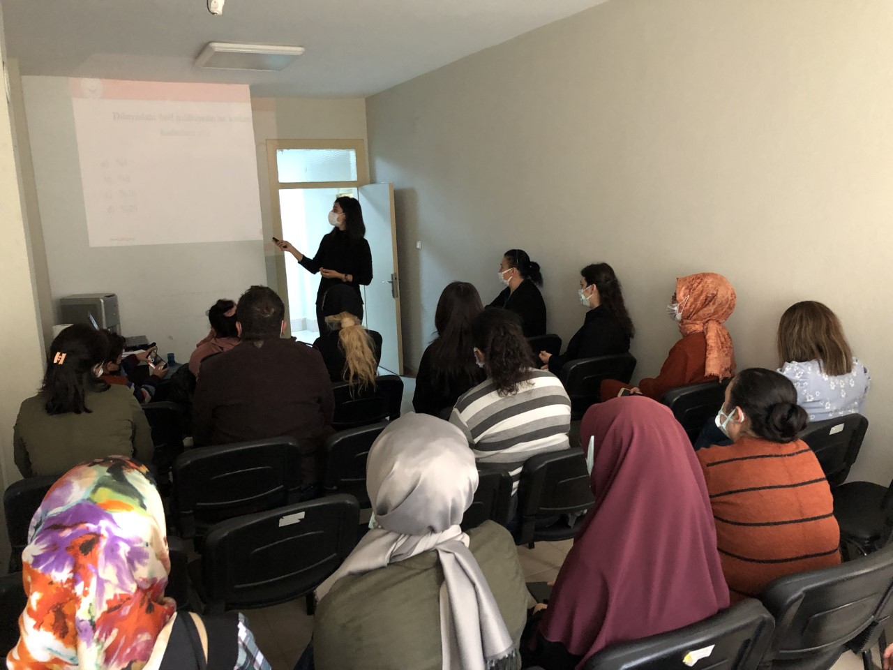 İskenderun Sosyal Hizmet Merkezi Müdürlüğü’nde "Kadına Yönelik Şiddetle Mücadele" eğitimi verildi.