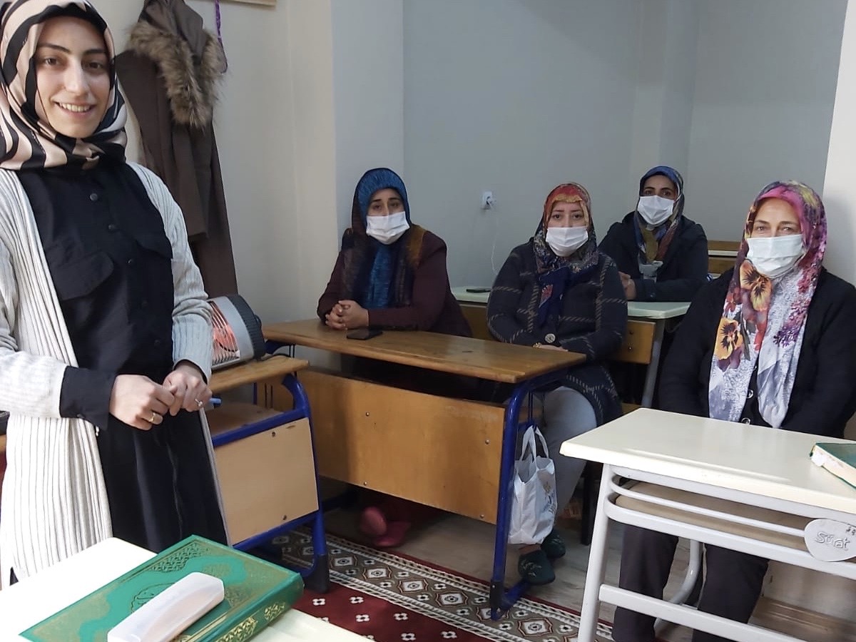 Narlıca İhlas Kur’an Kursu kursiyerlerine “Kadına Yönelik Şiddetle Mücadele ile Erken Yaşta ve Zorla Evliliklerle Mücadele” konulu seminer verildi. 