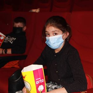 Valimiz Sayın Dr. Erdinç Yılmaz ve Ailesi, Sosyal Ekonomik Destek Alan ve Öksüz Yetim Çocuklarımız İle Birlikte “Kesişme: İyi Ki Varsın Eren” Filmini İzlediler - fotoğraf 6