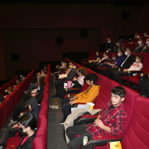 Valimiz Sayın Dr. Erdinç Yılmaz ve Ailesi, Sosyal Ekonomik Destek Alan ve Öksüz Yetim Çocuklarımız İle Birlikte “Kesişme: İyi Ki Varsın Eren” Filmini İzlediler - fotoğraf 2