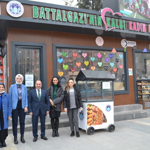 MÜDÜR SÖKMEN BATTALGAZİ’NİN KALBİ KADIN KOOPERATİFİ’Nİ ZİYARET ETTİ - fotoğraf 1