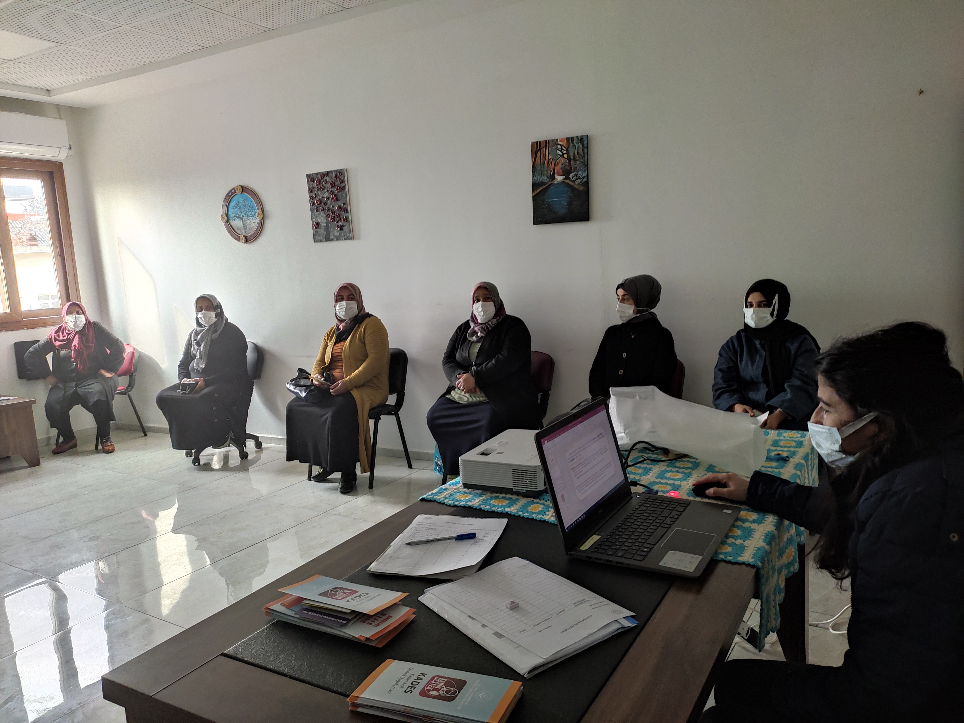 Altınözü Sosyal Hizmet Merkezi Müdürlüğü tarafından ‘’Aile Danışmanlığı ve Şiddetle Mücadele İrtibat Noktalarının Hizmet Tanıtımı” konulu seminer verildi.