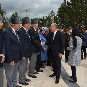 15 Temmuz Şehitlerini Anma, Demokrasi Ve Milli Birlik Günü Etkinliklerinde Şehitlik Ziyareti Gerçekleştirildi - fotoğraf 2