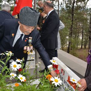 15 Temmuz Şehitlerini Anma, Demokrasi Ve Milli Birlik Günü Etkinliklerinde Şehitlik Ziyareti Gerçekleştirildi - fotoğraf 9