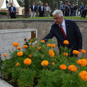 15 Temmuz Şehitlerini Anma, Demokrasi Ve Milli Birlik Günü Etkinliklerinde Şehitlik Ziyareti Gerçekleştirildi - fotoğraf 11