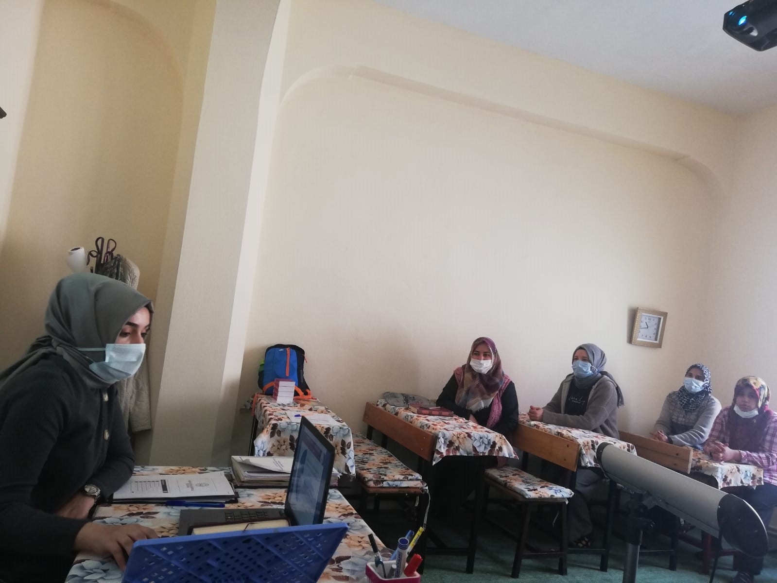 İskenderun Sosyal Hizmet Merkezi Müdürlüğü tarafından Belen Gedik Kız Kuran Kursu yararlanıcılarına “Erken Yaşta ve Zorla Evlilikle Mücadele/ Bilinçli Medya Kullanımı” konulu seminer verildi. 