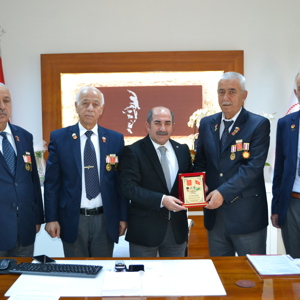 ŞEHİT AİLELERİMİZ VE GAZİLERİMİZ BAŞIMIZIN TACIDIR - fotoğraf 1
