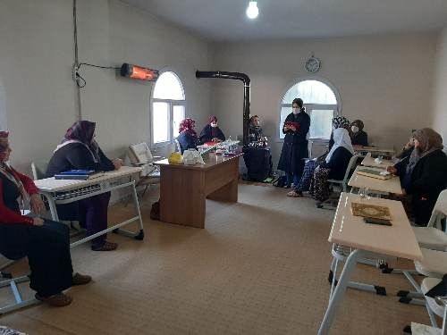 Hacı Beyhan Yıldız Cami Kadın Kuran Kursu yararlanıcılarına yönelik “Erken Yaşta ve Zorla Evliliklerle Mücadele” konulu eğitim verildi. 