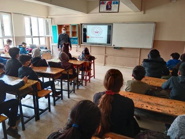 Kırıkhan Ertuğrul Gazi Ortaokulu öğrencilerine “Çatışma Çözme Becerileri” konulu seminer verilmiştir.
