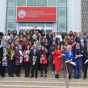 8 MART’TA KADIN PERSONELLER GÜLLERLE GÜNE BAŞLADI  - fotoğraf 1
