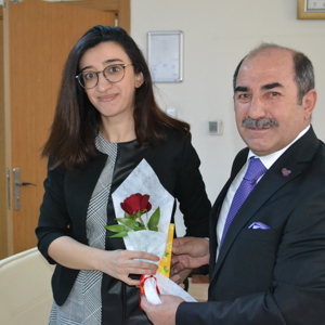 8 MART’TA KADIN PERSONELLER GÜLLERLE GÜNE BAŞLADI  - fotoğraf 6