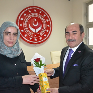 8 MART’TA KADIN PERSONELLER GÜLLERLE GÜNE BAŞLADI  - fotoğraf 5