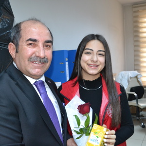 8 MART’TA KADIN PERSONELLER GÜLLERLE GÜNE BAŞLADI  - fotoğraf 7