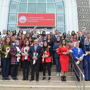 8 MART’TA KADIN PERSONELLER GÜLLERLE GÜNE BAŞLADI  - fotoğraf 2