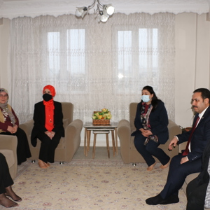 Üç Çocuğu da Engelli Olan Değerli Annemizin Kadınlar Günü’nü Tebrik Ettik  - fotoğraf 2