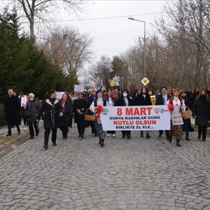 8 Mart Dünya Kadınlar Gününde Sevgi Zinciri Yürüyüşü Gerçekleştirildi - fotoğraf 3