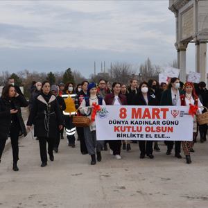 8 Mart Dünya Kadınlar Gününde Sevgi Zinciri Yürüyüşü Gerçekleştirildi - fotoğraf 4