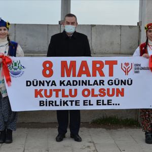 8 Mart Dünya Kadınlar Gününde Sevgi Zinciri Yürüyüşü Gerçekleştirildi - fotoğraf 11