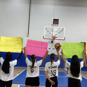 Bizim Çocuklar 8. Türkiye Voleybol Şampiyonası” kapsamında, Osmaniye Yüksel Özden Çocuk Evleri Sitesindeki kızlarımız ile Kilis Çocuk Evleri Koordinasyon Merkezi Müdürlüğünden gelen kızlarımız, Osmaniye Merkez Spor Salonu’nda düzenlenen voleybol karşılaşmasında bir araya geldi. - fotoğraf 5