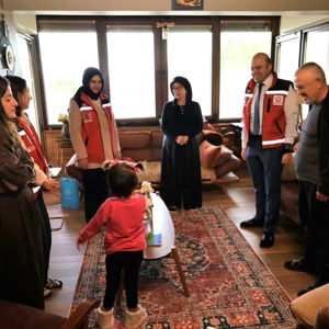 Koruyucu Aile Hizmet Modeli kapsamında kıymetli evladımızın bakım ve sorumluluğunu özveriyle üstlenen Fırat ailesini, İl Müdürümüz Sayın Abdulhalim Ünalan ikametlerinde ziyaret etti. - fotoğraf 2