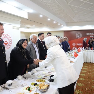 Bakan Göktaş, Gaziantep'te şehit aileleri ve gazilerle vefa buluşmasında bir araya geldi: - fotoğraf 3