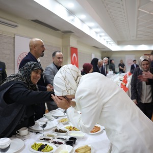 Bakan Göktaş, Gaziantep'te şehit aileleri ve gazilerle vefa buluşmasında bir araya geldi: - fotoğraf 6