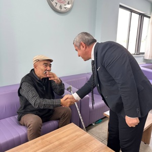 Valimiz Sayın Mehmet Fatih Serdengeçti, 1 Ekim Dünya Yaşlılar Günü vesilesiyle Kadirli Huzurevimizi ziyaret ederek ömürlerini ailelerine, memleketlerine ve milletimize adamış kıymetli büyüklerimizle bir araya geldi. - fotoğraf 3