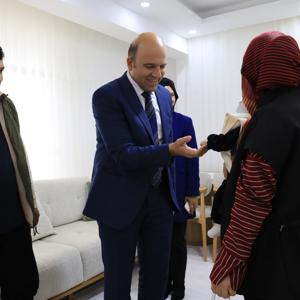 İl Müdürümüz Sayın Abdulhalim Ünalan ve çalışma arkadaşlarımızla birlikte, Evlenecek Gençlerin Desteklenmesi Projesi kapsamında kredi desteğinden yararlanan İren çiftini ve minik yavrumuz Asya bebeği evlerinde ziyaret ettik. - fotoğraf 2