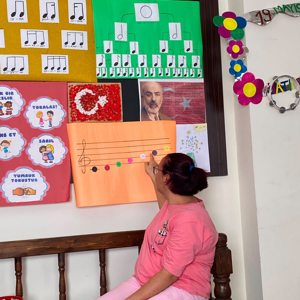 Özel Gereksinimli Bireylerimiz Notaları Öğreniyor - fotoğraf 1