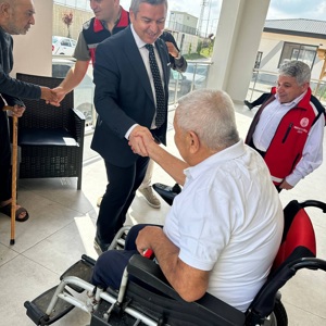 Valimiz Sayın Mehmet Fatih Serdengeçti, 1 Ekim Dünya Yaşlılar Günü vesilesiyle Kadirli Huzurevimizi ziyaret ederek ömürlerini ailelerine, memleketlerine ve milletimize adamış kıymetli büyüklerimizle bir araya geldi. - fotoğraf 8