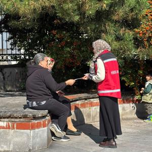 İlimiz Saat Kulesi önünde çalışma arkadaşlarımızla birlikte Koruyucu Aile Hizmet Modeli’nin tanıtımını gerçekleştirerek vatandaşlarımıza bilgilendirmede bulunduk. - fotoğraf 3
