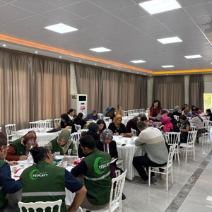 DESTEK BİZDEN, İLK ADIM SENDEN  Sosyal Hizmet Merkezimizden hizmet alan kadınlara yönelik, Yeşilay Kadirli İlçe Temsilciliği iş birliğinde Bağımlılıkla Mücadele Farkındalık ve Güçlendirme çalışması gerçekleştirilmiştir. - fotoğraf 3